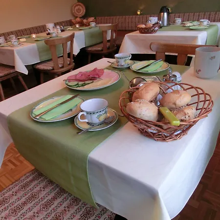 B&B Ferienweingut Hirschen Schulstrasse