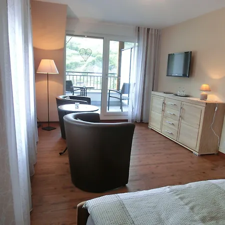 Ferienweingut Hirschen Schulstraße 4*