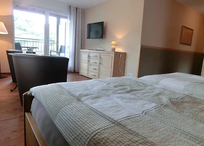 Ferienweingut Hirschen Schulstrasse 4*