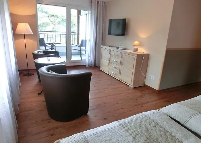 Ferienweingut Hirschen Schulstrasse B&B 4*