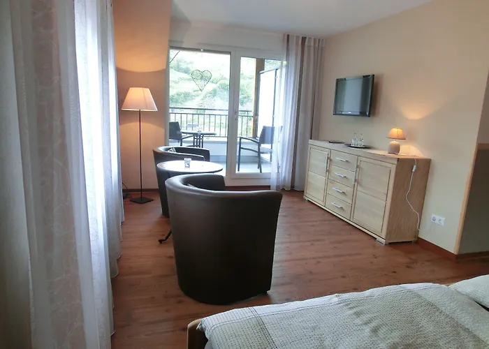 Ferienweingut Hirschen Schulstrasse 4*