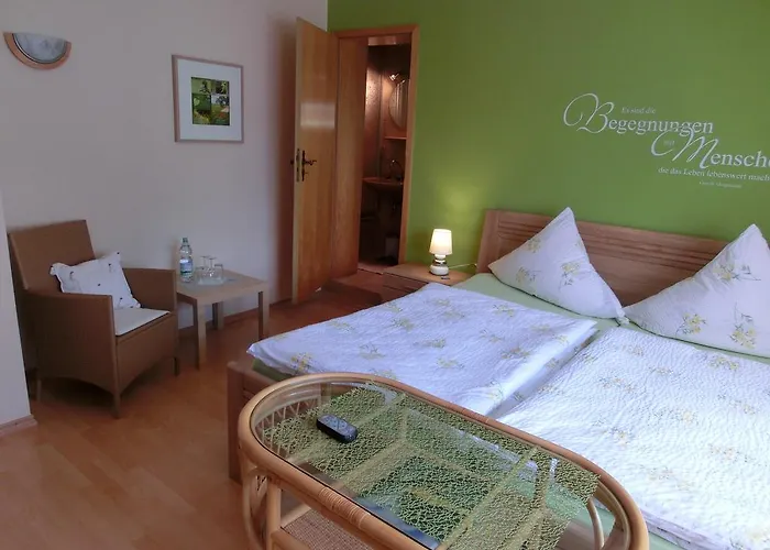 Ferienweingut Hirschen Schulstrasse 4*