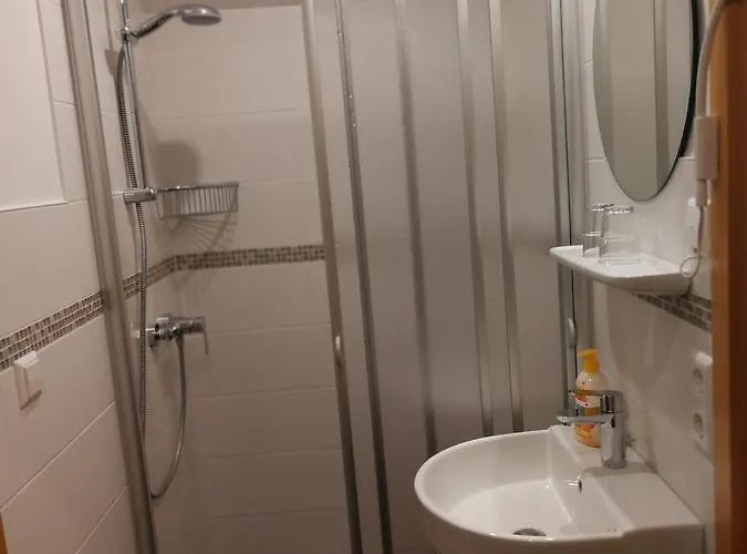 B&B Ferienweingut Hirschen Schulstrasse 4*